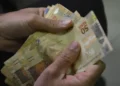Trabalhadores CLT podem receber pagamento de no mínimo R$ 1.621 em 06/07