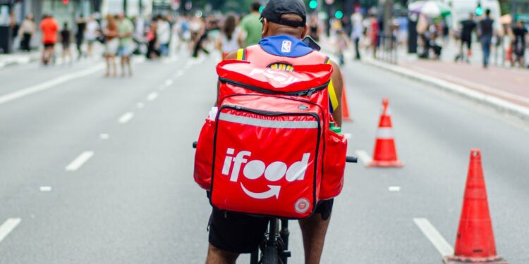 Trabalho de motoristas e entregadores de app pode mudar após julgamento no Brasil
