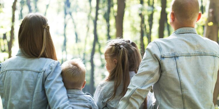 Veja quanto um casal com 2 filhos deve receber para viver tranquilo no Brasil em 2026