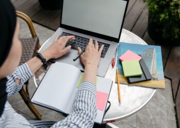 Especialista revela qual IA é mais indicada para estudar e qual é ideal para o trabalho